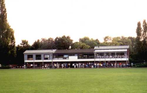 Heinrich-Graf-Sportanlage - Eingangsbereich und VIP-Plte (oben rechts)