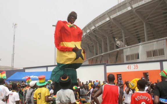 Feiernde Fans vorm Ohene Dijan Stadion
